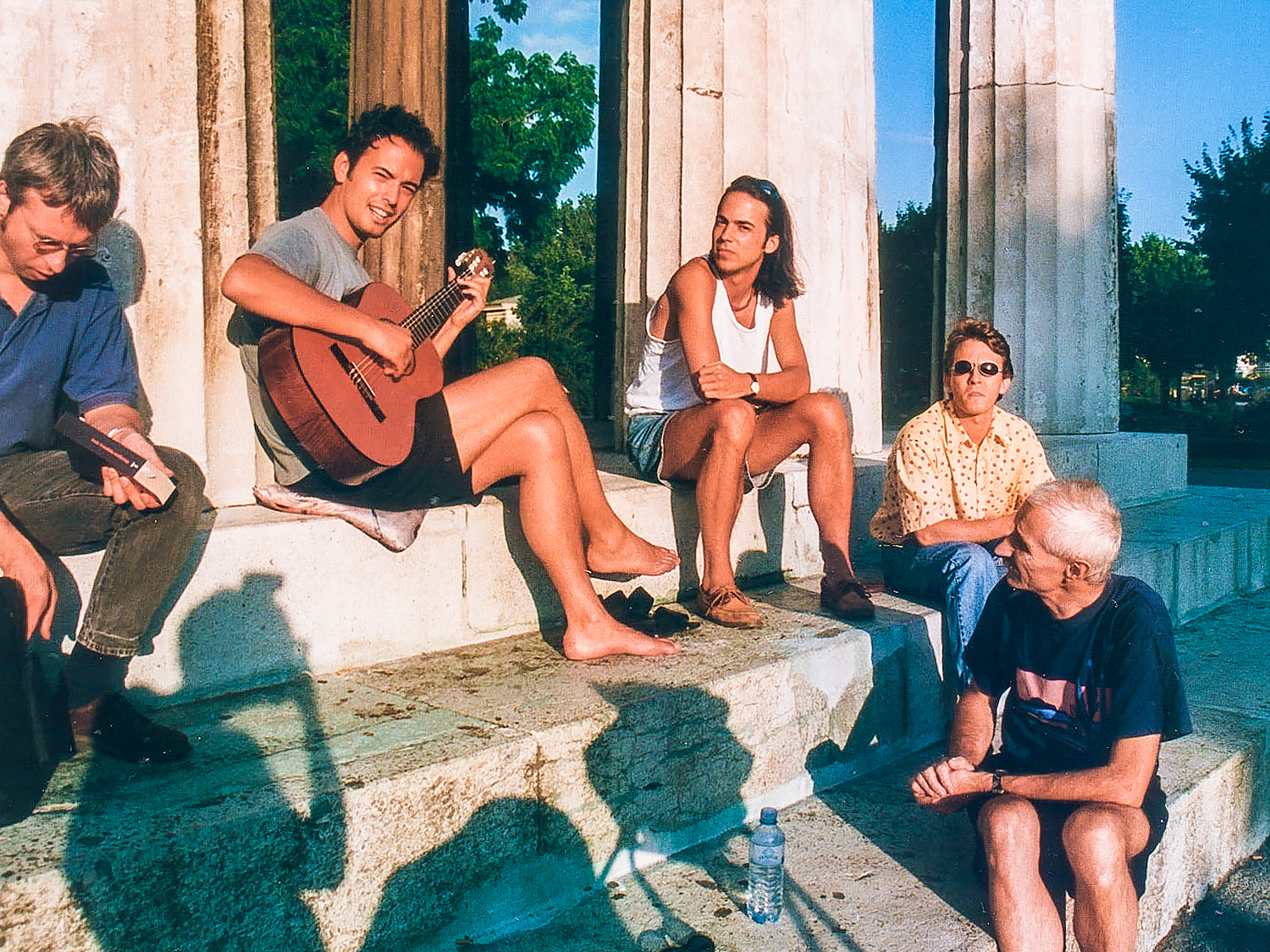 Paulo Bittencourt, tocando e cantando bossa nova no parque Volksgarten, no centro de Viena, Áustria (1999)