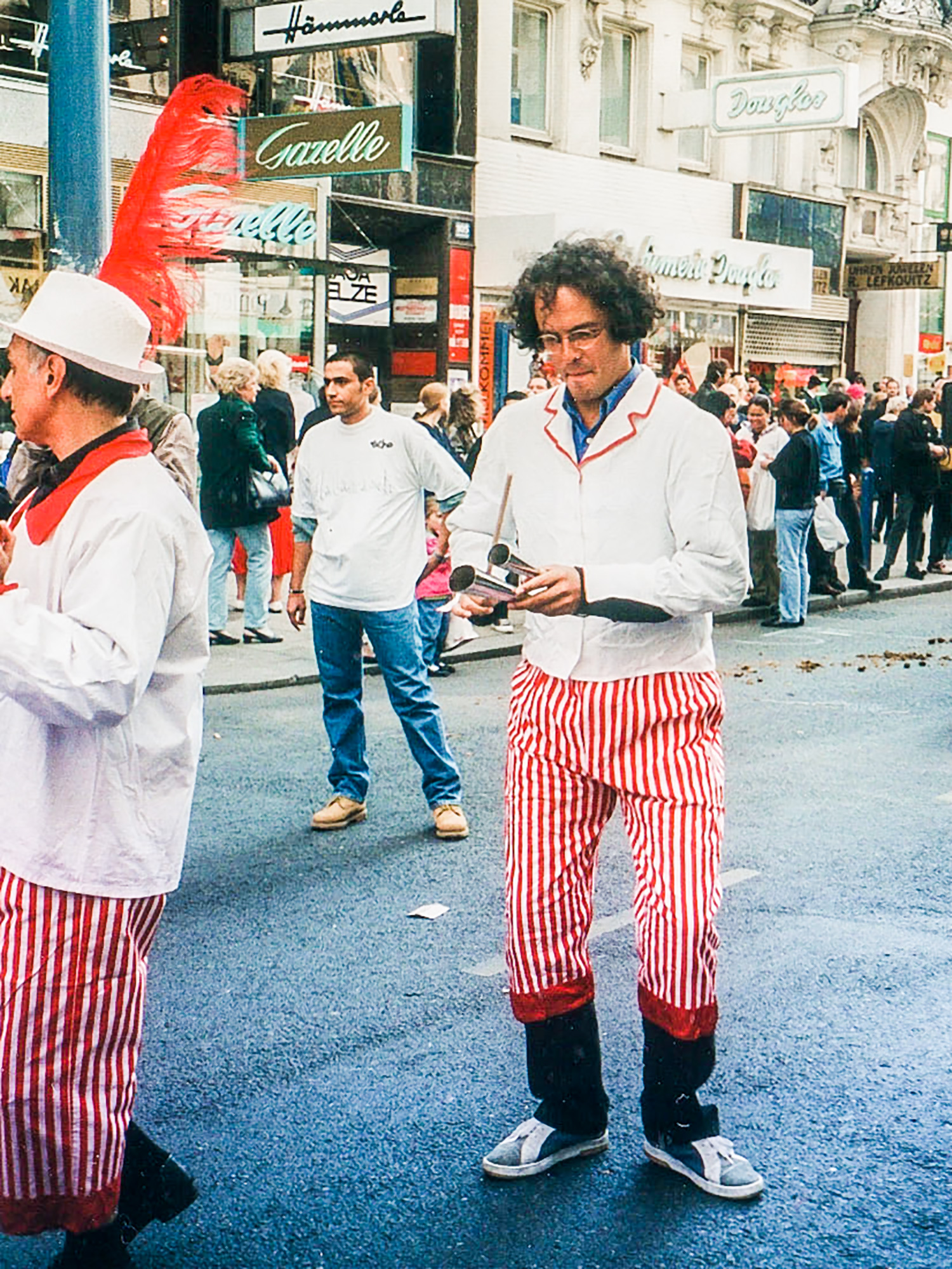 Paulo Bittencourt, tocando agogô num desfile de música típica de diferentes culturas, em Viena, Áustria (1996)